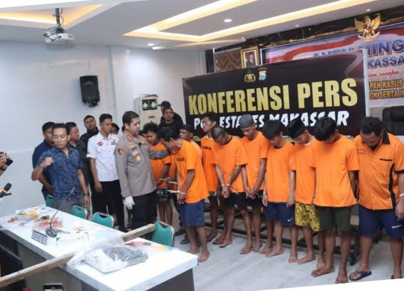 DIALOG -- Kapolrestabes Makassar, Kombes Pol Arya Perdana ketika sedang melakukan dialog dengan para tahanan di sela melakukan jumpa pers.
