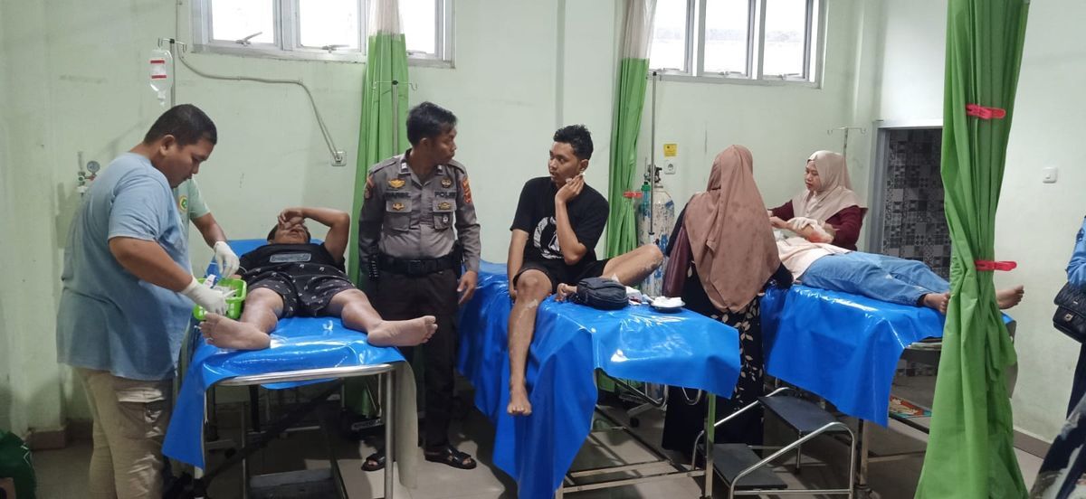 EVAKUASI -- Unit Pengamanan Objek Vital Sat Samapta Polres Bulukumba bergerak cepat mengevakuasi enam orang korban yang tersambar petir di kawasan Wisata Tanjung Bira, Desa Bira, Kecamatan Bontobahari, Sabtu (26/4),
