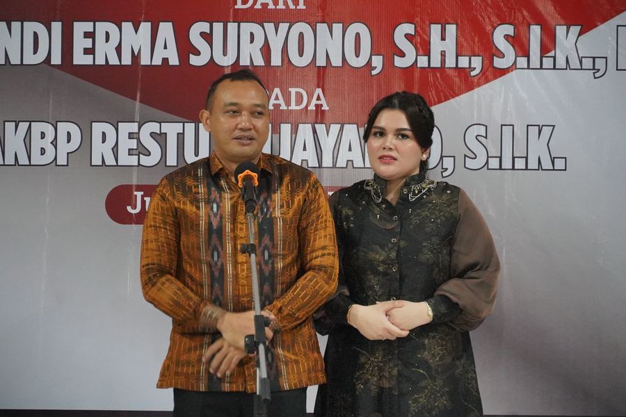 SAMBUTAN -- Kapolres Bulukumba AKBP Restu Wijayanto saat sambutan di malam ramah tamah Kapolres yang digelar oleh Pemkab Bulukumba di Pendopo Rujab Bupati Bulukumba, Jumat (11/4), malam.
