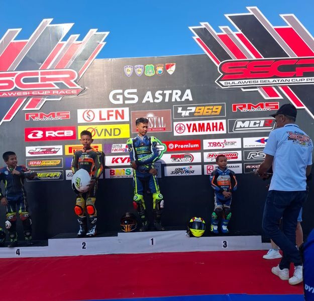 JUARA -- Pembalap asal Bulukumba Satria yang kini baru berusia sembilan tahun (kelas 2 SD) berhasil keluar sebagai juara kedua SC) di Sirkuit Puncak Mario, Kabupaten Sidrap, Sabtu-Minggu (19-20/4)