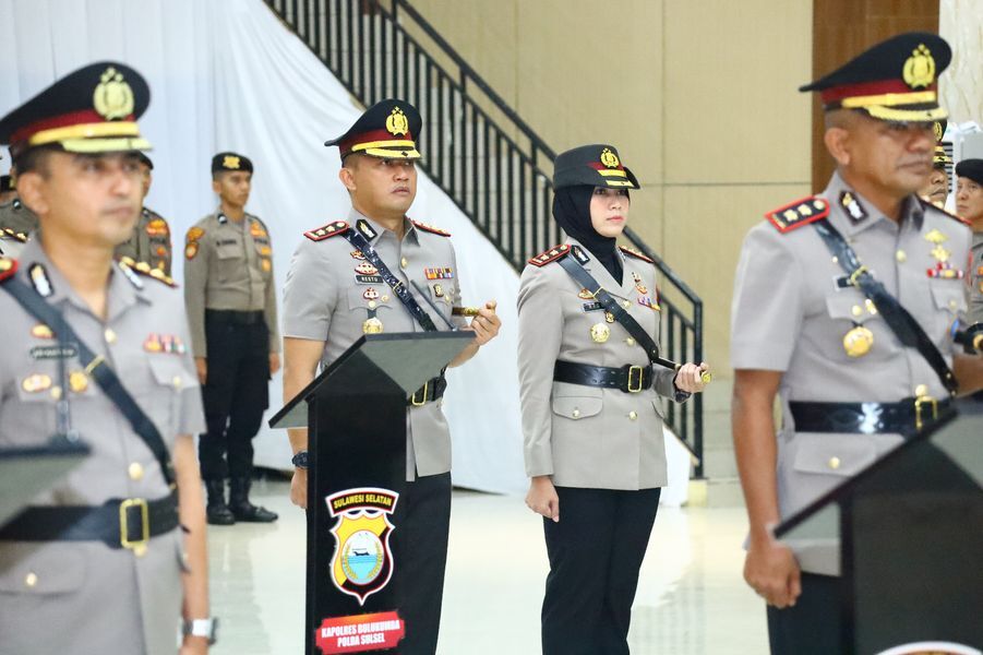 SERTIJAB -- AKBP Restu Wijayanto (tengah)  saat sertijab jabatan sebagai Kapolres Bulukumba dari pejabat lama di Mapolda Sulsel, Rabu (9/4).

