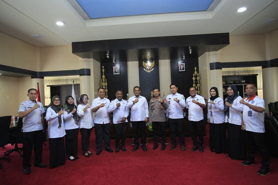 KUNJUNGAN BNN -- Bupati Luwu H Patahudding saat menerima kunjungan Kepala BNN Palopo Herman bersama staf di Ruang kerjanya, Rabu (23/4) 
