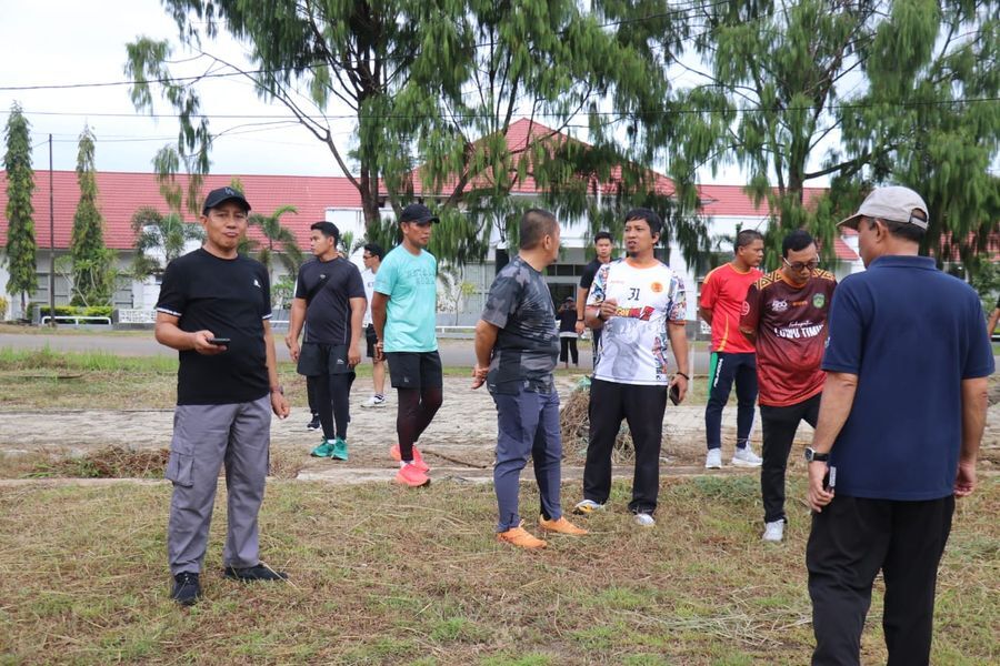 OLAHRAGA -- Bupati Luwu Timur, H Irwan Bachri Syam didampingi sejumlah kepala OPD melaksanakan jalan sehat mengelilingi Bundaran Batara Guru hingga menuju Lapangan Sport Center, Minggu (27/4).
