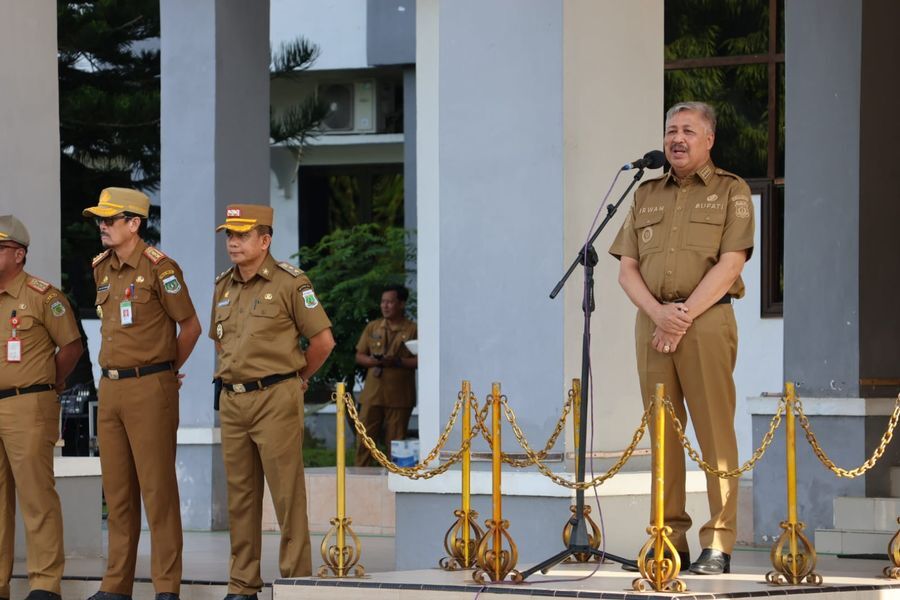 APEL GABUNGAN -- Bupati Pinrang HA Irwan Hamid memimpin apel gabungan di halaman Kantor Bupati Pinrang, Selasa (8/4). Kegiatan apel gabungan mengawali hari pertama masuk kerja usai libur panjang Idul Fitri 1446 H/2025 M. 
