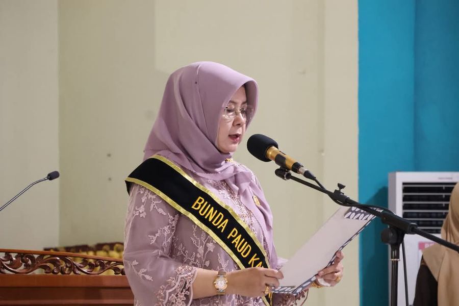 UPACARA -- Pemkab Pinrang menggelar upacara peringatan Hari Kartini yang dirangkai pelantikan dan pengukuhan sejumlah pengurus organisasi wanita, di Ruang Pola Kantor Bupati Pinrang, Senin (21/4).  
