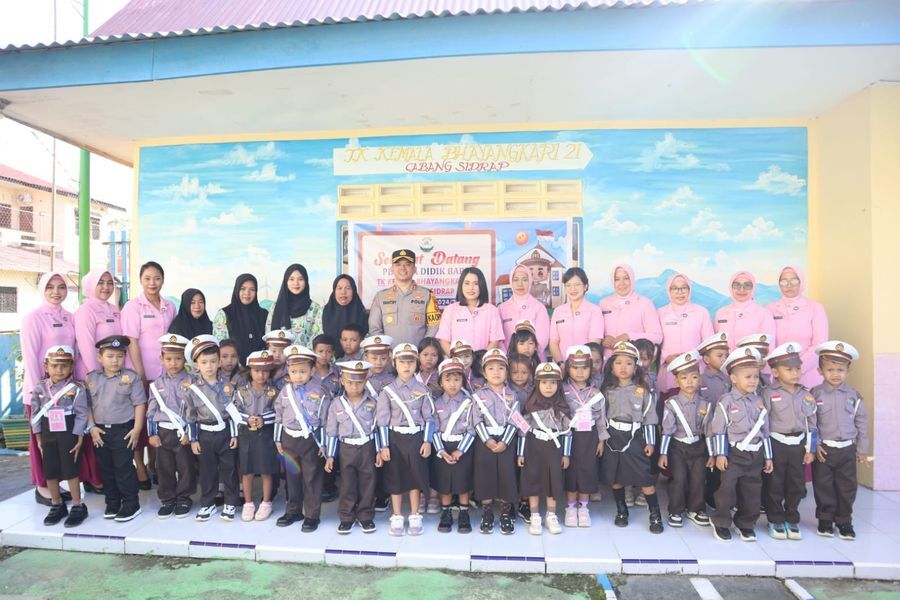 PROGRAM UNGGULAN-- Kapolres Sidrap AKBP Fantry Taherong bersama Ketua YKB Cabang Sidrap, Ny Dian Fantry Taherong foto bersama anak didik TK Kemala Bhayangkari 21di Aspol Mapolsek Sidrap, Senin (14/4). Tampak Ny Dian Fantry Taherong saat mengajak anak didik untuk membaca.
