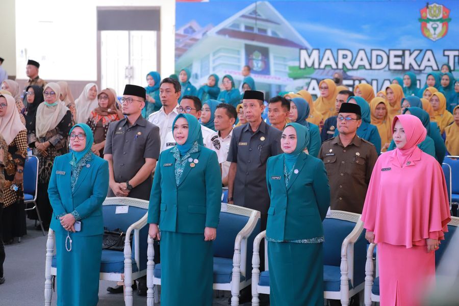 LANTIK -- Bupati Wajo H Andi Rosman  melantik dan mengukuhkan Ketua TP PKK Kabupaten Wajo dan pengurus TP PKK Kabupaten Wajo, pembina Posyandu Kabupaten Wajo, Pokja Bunda Paud Kabupaten Wajo, pengurus Puspaga Kabupaten Wajo, Tim Pendamping Literisasi Daerah, Pengurus Dekranasda Kabupaten Wajo dan Bunda Forum Anak Kecamatan dengan masa bhakti 2025-2030 di Ruang Pola Kantor Bupati Wajo baru-baru ini.
