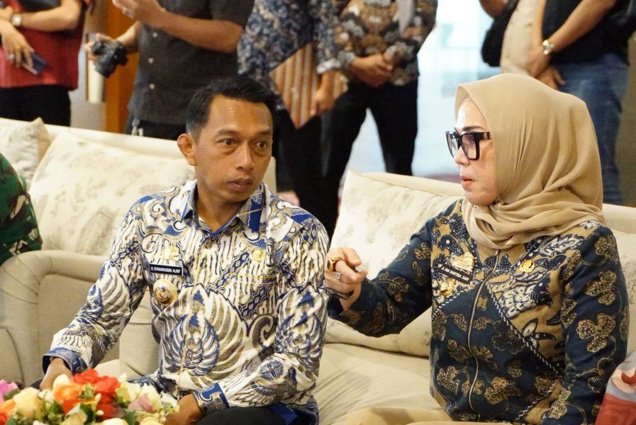 IST
BERBINCANG--Sekretaris DPW Partai Nasdem Provinsi Sulawesi Selatan yang juga Bupati Sidrap Syaharuddin Alrif berbincang dengan politisi Golkar selakyu Bupati barru Andi Ina Kartika Sari di Gedung DPRD Provinsi Sulsel, Jumat (9/5)