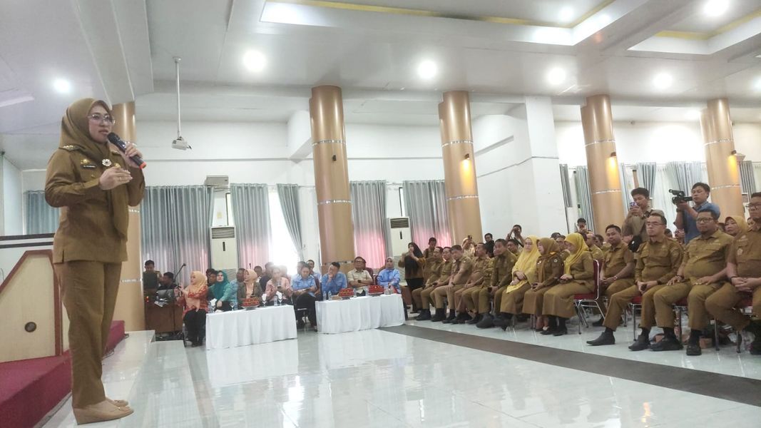 BKM/SAR
Bupati Gowa Husniah Talenrang memaparkan hasil 100 hari kerja dihadapan semua unsur yang ada di Kabupaten Gowa. 

