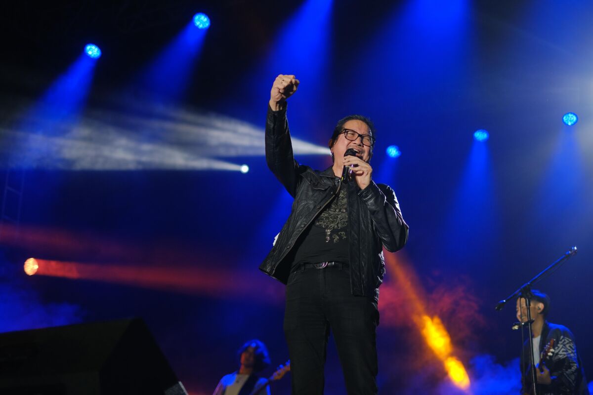 Tony Wenas Hipnotis Penonton Konser Musik Gema Kampus 2025 di Unhas