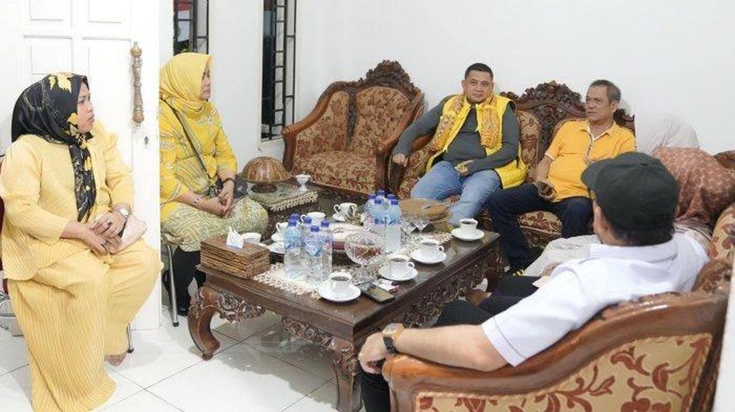 IST
SAMBANGI--Ketua DPD II Partai Golkar Makassar Munafri Arifuddin menyambangi kediaman Ketua Golkar Sinjai Andi Kartini Ottong, Minggu (11/5) malam.
