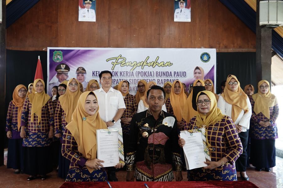 IST
PENGUKUHAN--Bupati Sidrap, H. Syaharuddin Alrif bersama istri Hj. Haslinda dan pejabat Pemkab pada pengukuhan Pokja Bunda PAUD di Baruga Rujab Bupati Sidrap, Selasa (13/5)
