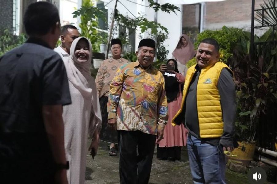 IST
MENYAMBUT--Ketua DPD II Golkar Kabupaten Sinjai, Andi Kartini Ottong menyambut kedatangan Ketua DPD II Golkar Makassar, Munafri Arifuddin
