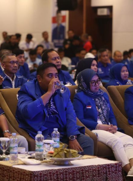 IST
BERDAMPINGAN--Sekretaris DPW PAN Sulsel terpilih Chaidir Syam duduk berdampingan dengan Ketua DPW PAN Sulsel terpilih Husniah Talenrang pada Muswil di Hotel Claro Makassar 4 Mei lalu
