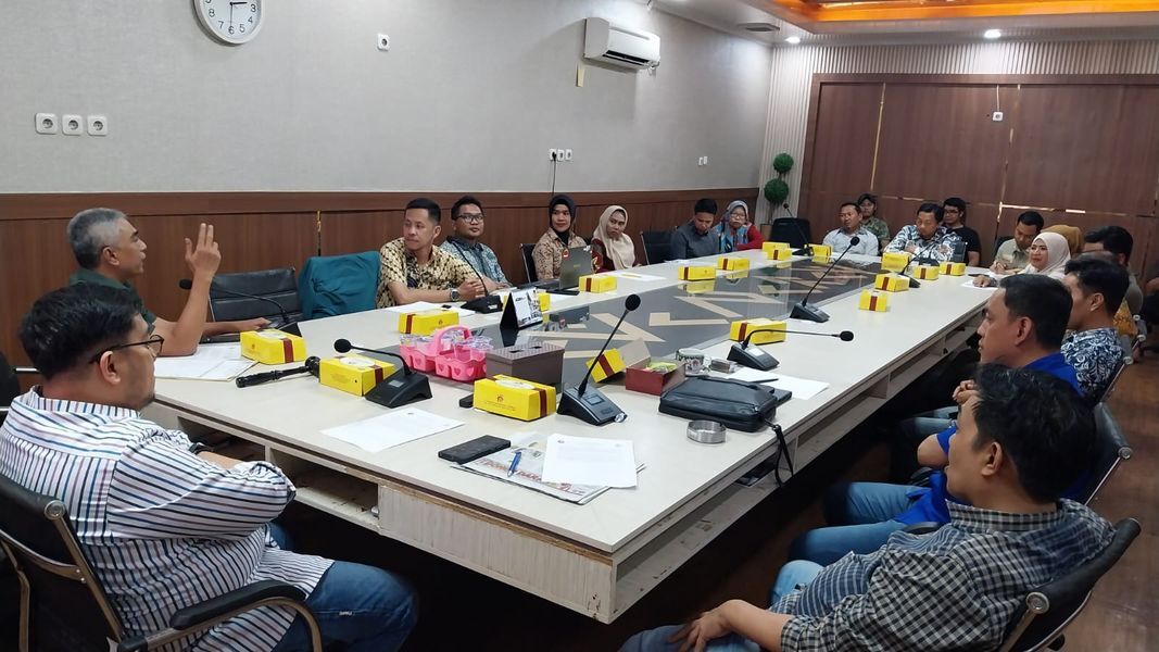 IST
HONORER-Komisi A DPRD Kota Makassar menggelar pertemuan bersama Aliansi Honorer R2 dan R3 pada Kamis (15/5). Pertemuan dipimpin langsung Ketua Komisi A Andi Pahlevi, dan dihadiri perwakilan honorer dari seluruh OPD Pemkot. 
