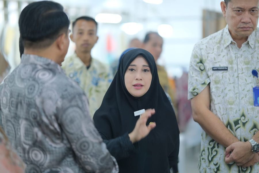IST
BERBINCANG--Anggota Fraksi PKS DPR RI Hj Meity Rahmatia berbincang serius dengan sesama anggota dewan di senayan 
