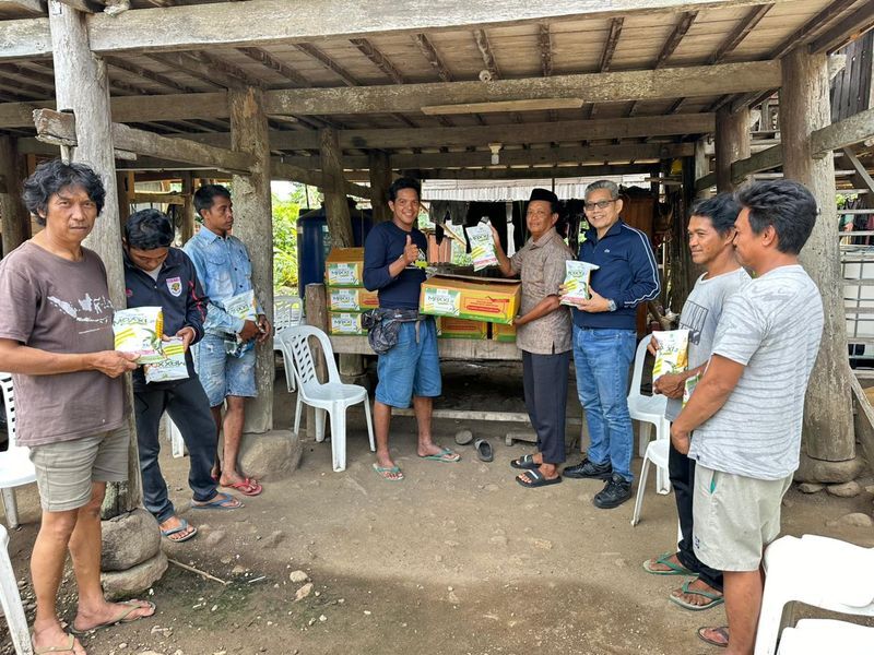 IST
BANTUAN BIBIT--Dua Anggota Komisi B DPRD Sulsel yakni H. Zulkifli Zain dari Fraksi Golkar dan Andi Insan P. Tanri dari Fraksi Nasdem menyerahkan bantuan bibit jagung hibrida kepada kelompok tani
