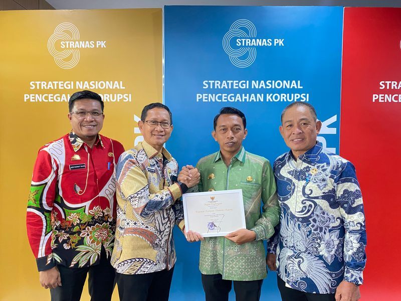 IST
TERIMA PENGHARGAAN--Bupati Sidrap, H Syaharuddin Alrif, penerimaan penghargaan MCP Kategori Terjaga yang diinisiasi Komisi Pemberantasan Korupsi (KPK), Kamis (15/5).
