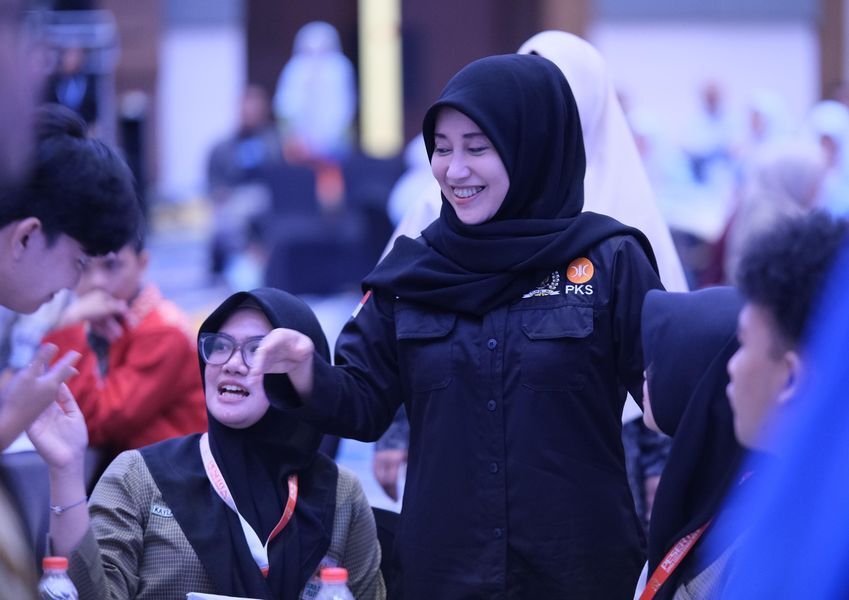 IST
MENYAPA--Anggota MPR RI Hj Meity Rahmatia menyapa peserta LCC Empat Pilar di Hotel Four Points by Sheraton Makassar, Sabtu (17/5).
