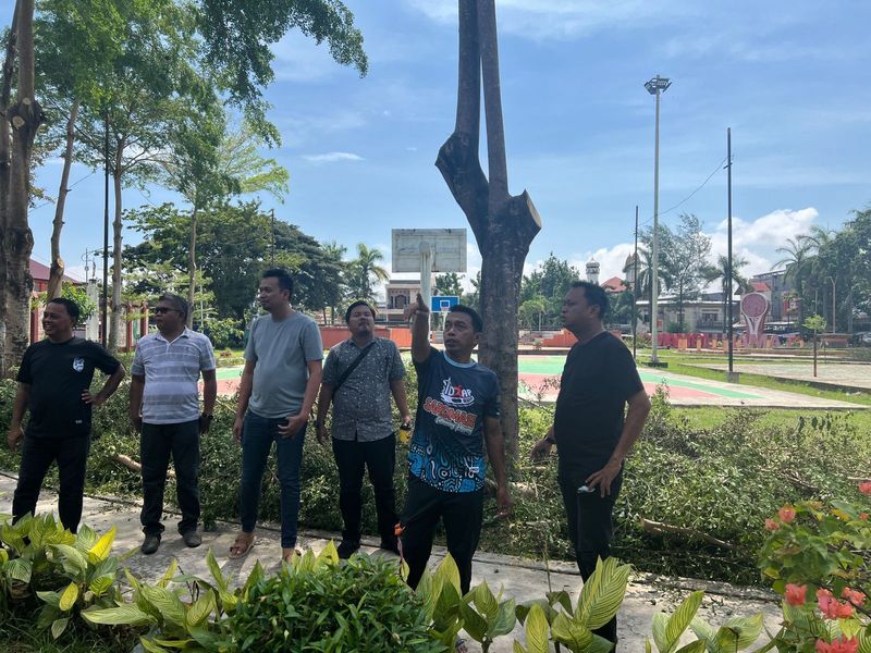 IST
MEMPERLIHATKAN--Bupati Sidrap Syaharuddin Alrif memperlihatkan beberapa lokasi yang ada di Taman Usman Isa Kelurahan Pangkajene Kecamatan Maritengngae, Minggu (18/5) pagi.
