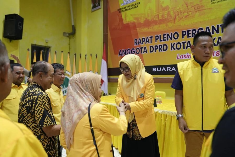 IST
UCAPAN SELAMAT--Apiati Kamaluddin Amin Syam menerima ucapan selamat setelah ditetapkan sebagai PAW dalam rapat pleno Golkar Makassar  
