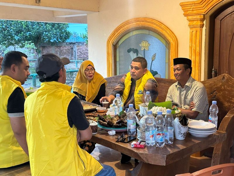 IST
MENERIMA--Ketua Golkar Sidrap H Zulkifli Zain menerima kunjungan kandidat Ketua Golkar Sulsel Munafri Arifuddin di vila pribadinya di Baranti
