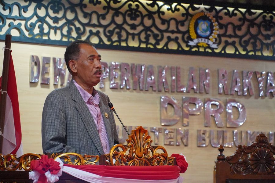 IST
SAMPAIKAN LAPORAN--Ketua Pansus LKPj Bupati Andi Pangerang Hakim menyampaikan laporan dalam rapat paripurna DPRD Kabupaten Bulukumba, Selasa (20/5).
