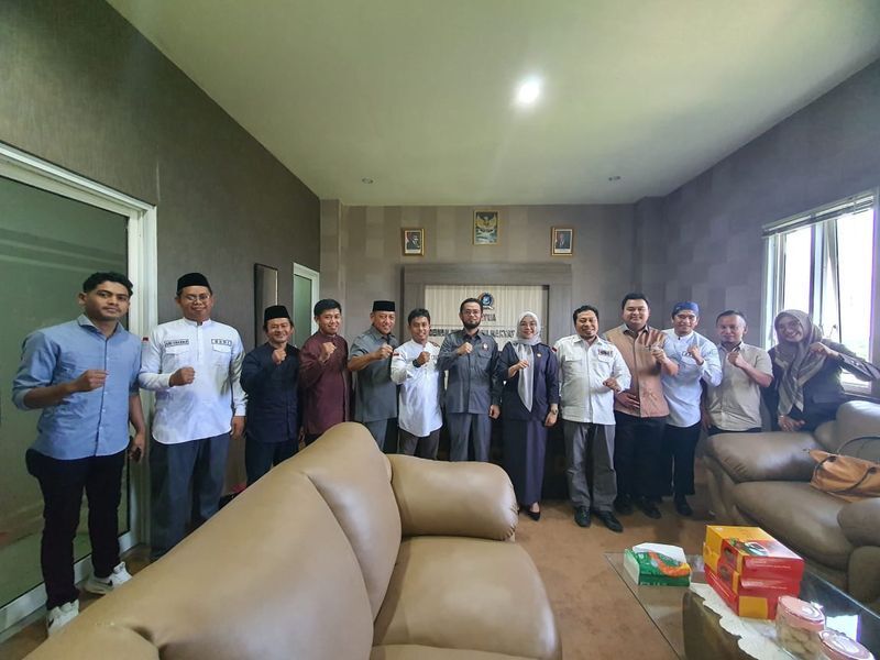 IST
MENYAMBANGI--‎Rombongan DPP, DPW dan DPD PKS Kota Makassar menyambangi Gedung DPRD Bulukumba, Selasa (20/5)
