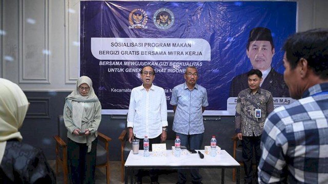 IST
SOSIALISASI--Anggota Komisi IX DPR RI Ashabul Kahfi bersama Tenaga Ahli Deputi Bidang Promosi dan Kerja Sama Mochamad Halim, dan Dosen Unhas Antropologi Hadisaputra pada sosialisasi program MBG di Vann In Sky Makassar, Selasa (20/5).