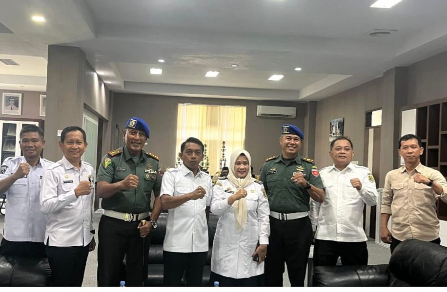 IST
BERSAMA--Bupati Sidrap H. Syaharuddin Alrif didampingi Wakil Bupati Nurkanaah bersama Komandan Detasemen Polisi Militer Parepare, Letkol Cpm Agustadi, Rabu (21/5).
