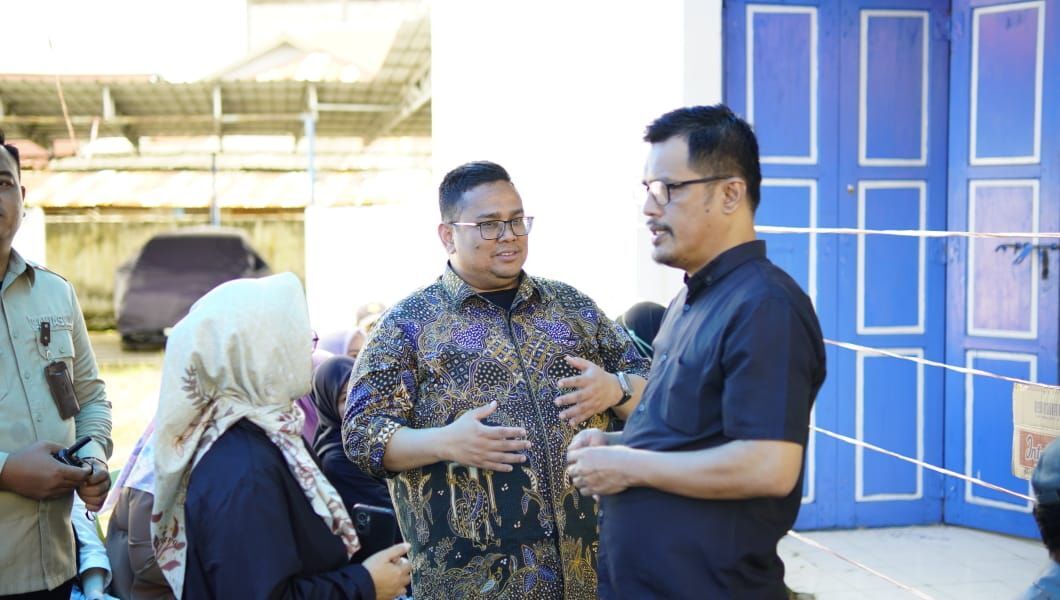 IST
BERBINCANG--Ketua Bawaslu RI Rahmat Bagja berbincang dengan komisioner Bawaslu Provinsi Sulsel Alamsyah 
