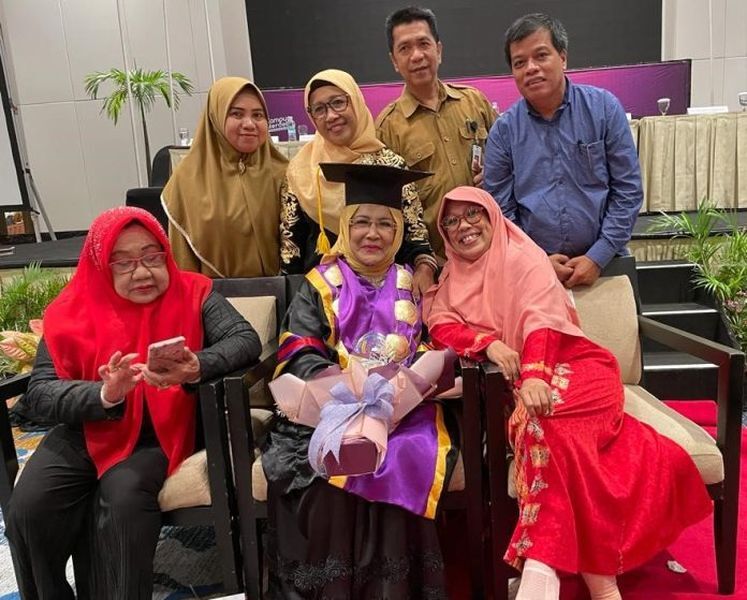 IST
BERSAMA--Politisi Partai Golkar Apiaty Amin Syam bersama kerabat usai meraih gelar guru besar beberapa waktu lalu
