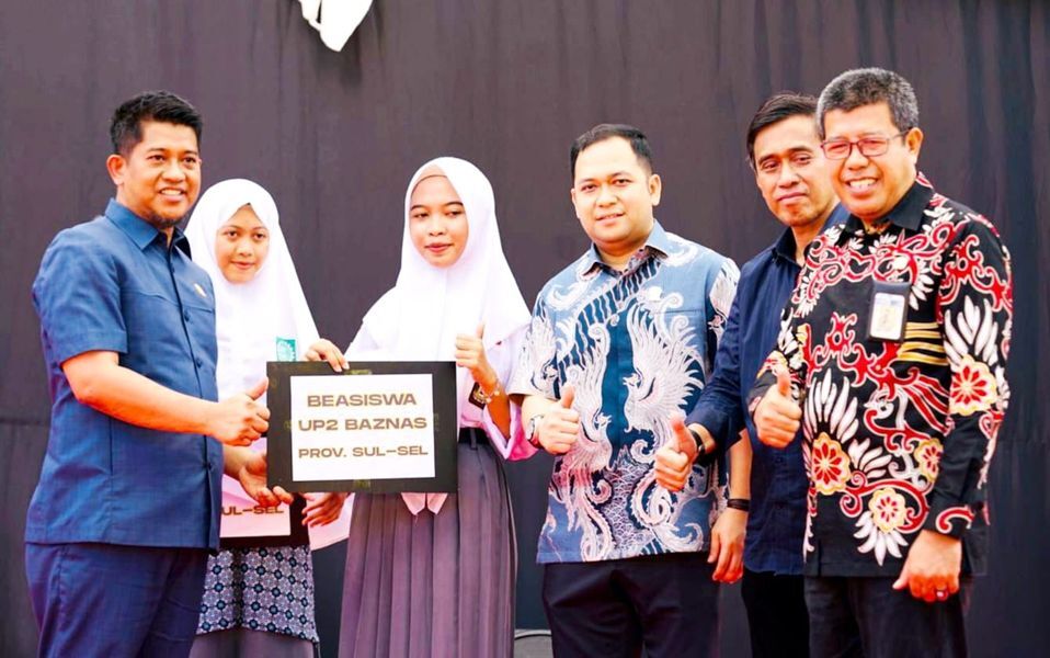 BKM/IST
MENYERAHKAN--Wakil Ketua DPRD Gowa Hasrul Abdul Rajab menyerahkan bantuan beasiswa dari UPZ Baznas Provinsi Sulsel melalui Dinas Pendidikan Sulsel kepada dua siswa sekolah swasta (SMA) di Kabupaten Gowa, Sabtu (24/5)