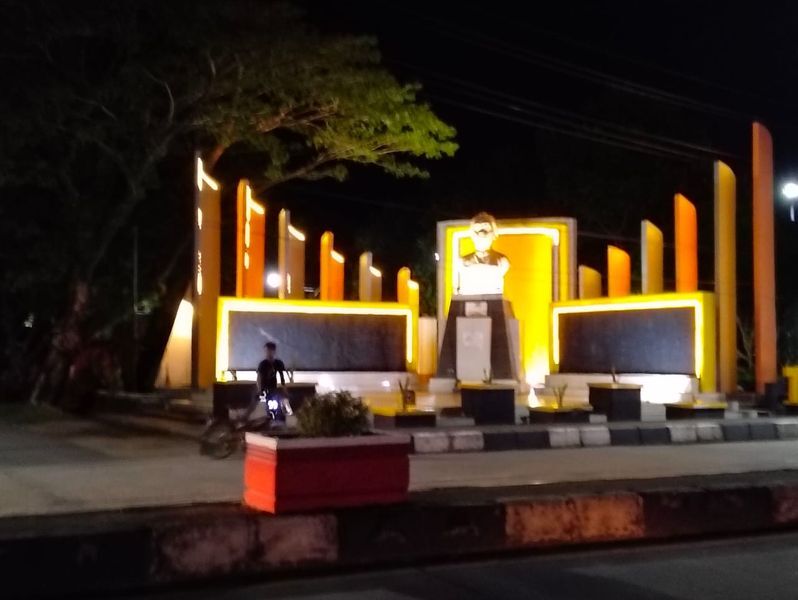 IST
BENAHI--Alun-alun Kota Barru sudah terlihat rapi pada malam hari setelah dibenahi oleh Bupati Andi Ina Kartika Sari 
