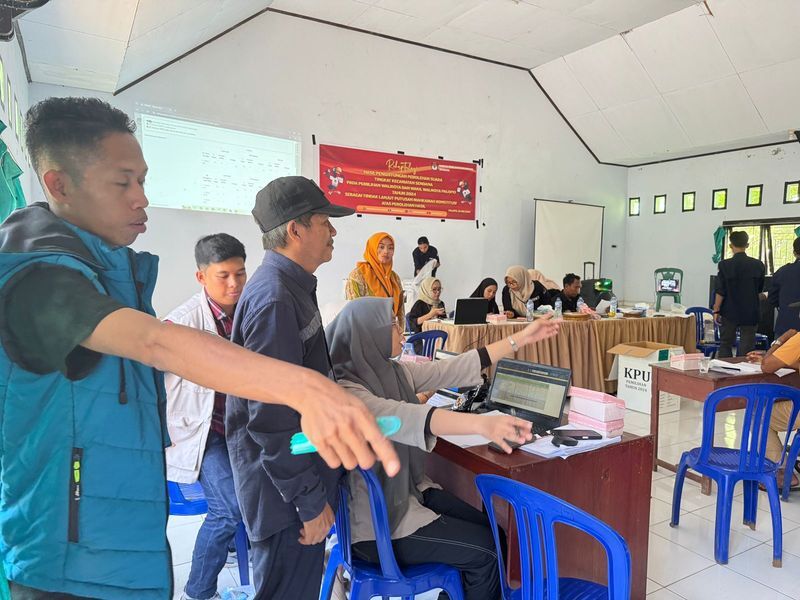 IST
MEMANTAU--Anggota Bawaslu Sulsel Saiful Jihad memantau langsung rekapitulasi PSU 

