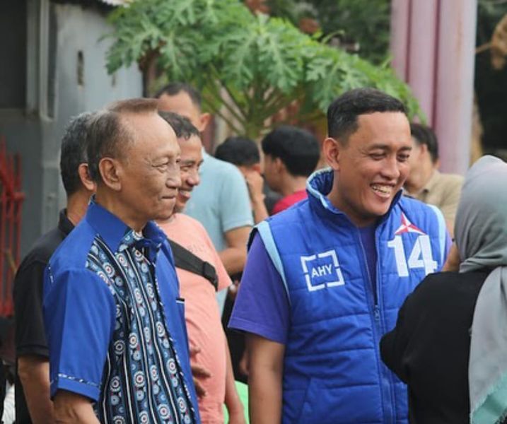IST
SALAMI--Anggota DPRD Makassar Dr. Tri Sulkarnain Ahmad menyalami warga ketika melakukan kunjungan 

