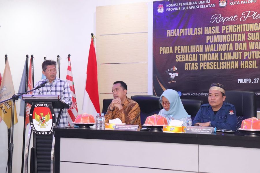 IST
RAPAT PLENO--KPU dan Bawaslu Sulsel menghadiri rapat pleno terbuka rekapitulasi hasil perhitungan suara tingkat Kota Palopo, Selasa (27/5) 
