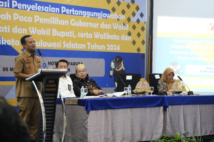 IST
SAMBUTAN--Gubernur Sulsel, Andi Sudirman Sulaiman, menyampaikan sambutan pada kegiatan Evaluasi Pertanggungjawaban Anggaran Hibah pasca Pilkada serentak 2024 yang digelar Bawaslu Sulsel, Senin (5/5)