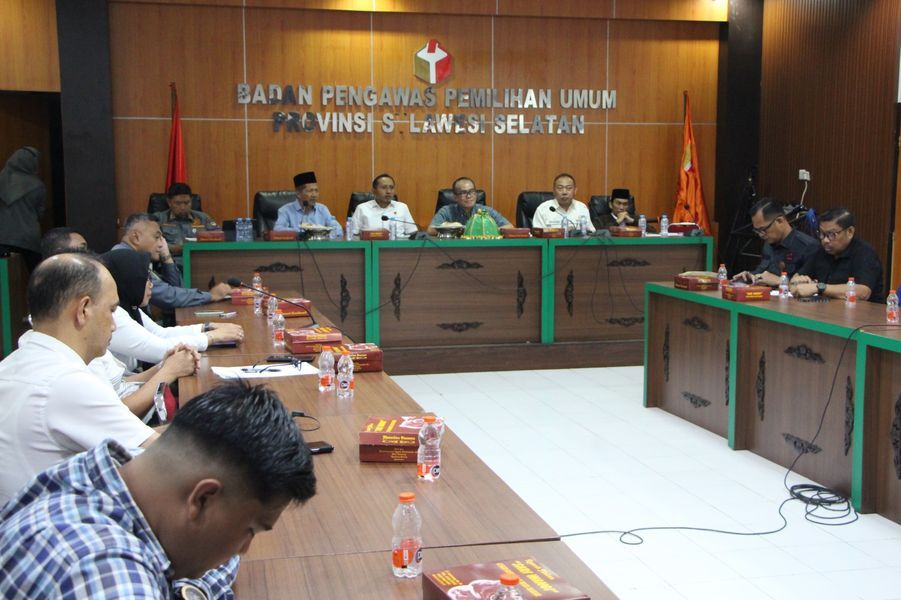 IST
SAMPAIKAN HARAPAN--Ketua Bawaslu Sulsel Mardiana Rusli menyampaikan harapannya pada pelaksanaan Rakor bersama Kepolisian dan Kejaksaan yang tergabung dalam Sentra Gakkumdu di ruang Nur Muthmainnah, Makassar, Selasa (6/5)
