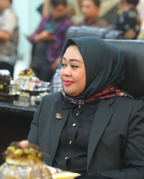 IST
HADIRI RAPAT--Sekretaris Komisi B DPRD Kota Makassar, Andi Tenri Uji Idris ketika menghadiri rapat diruang kerjanya, Rabu (7/5)  

