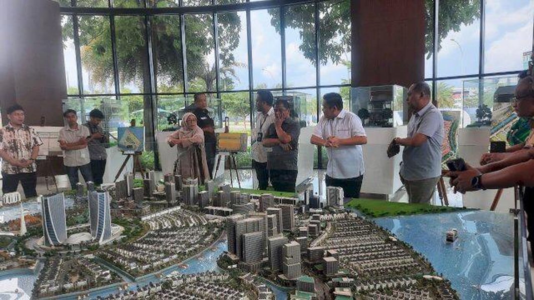 IST
KUNJUNGAN--Dua Wakil ketua DPRD Sulsel yakni Rahman Pina dan Yasir Mahmud melakukan kunjungan lapangan ke kantor PT Yasmin Bumi Asri di kawasan CPI Jalan Metro Tanjung Bunga, Makassar, Selasa (6/5).

