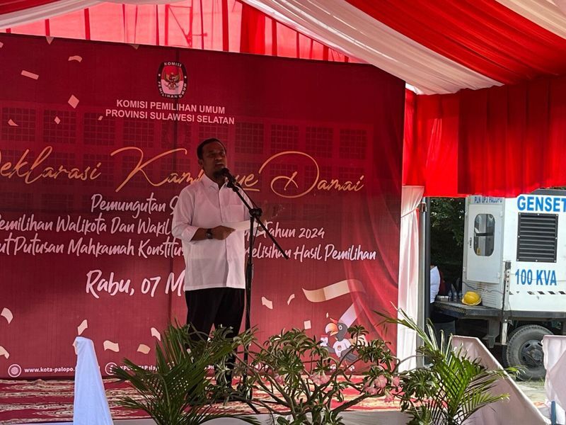 IST
ARAHAN--Gubernur Provinsi Sulawesi Selatan Andi Sudirman Sulaiman memberikan arahan pada deklarasi kampanye damai empat Paslon wali kota dan wakil wali kota Palopo, Rabu (7/5)
