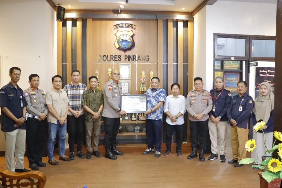 
IST
KUNJUNGAN KERJA--Ketua KPU Kabupaten Pinrang Muh Ali Jodding melakukan kunjungan kerja ke Polres Pinrang, disambut langsung Kapolres Pinrang, AKBP Edy Sabhara, didampingi Wakapolres Kompol Muhammad Yusuf Badu
