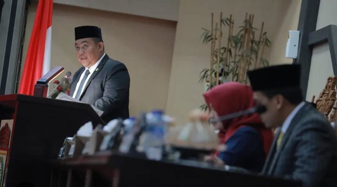 IST
PANDANGAN--Anggota Fraksi PKB DPRD Makassar Imam Musakkar menyampaikan pandangannya 
‎