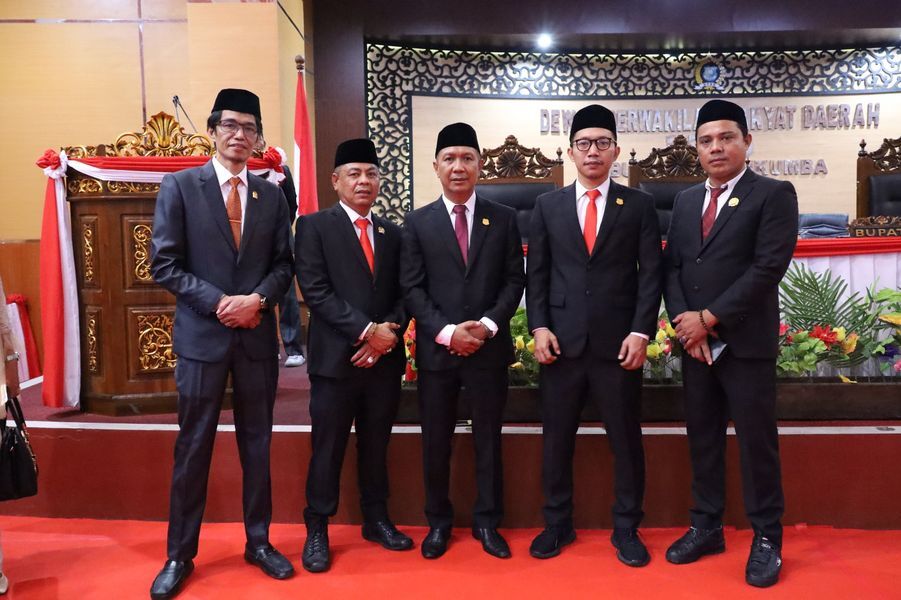 BERSAMA--Waki Ketua DPRD Bulukumba Syahruni Haris bersama legislator Gerindra, sementara legislator Gerindra Tana Toraja (kiri)
