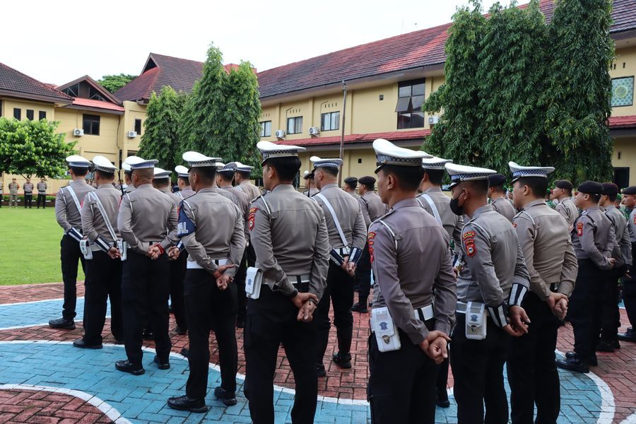 APEL PENGAMANAN -- Personel Polres Maros saat melakukan apel pengamanan penyambutan Kapolri.
