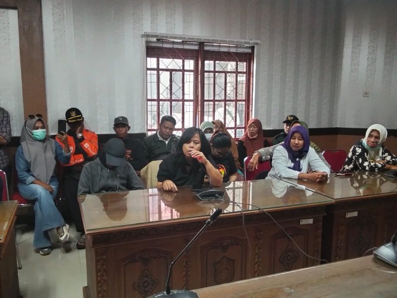 ASPIRASI -- Masyarakat Polongbangkeng dan para aktivis saat diterima di ruang badan musyawarah DPRD Takalar.

