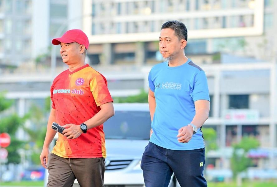 DUKUNG -- GM PLN UID Sulselrabar, Edyansyah (kanan) turut mendukung kampanye gaya hidup sehat dan ramah lingkungan.
