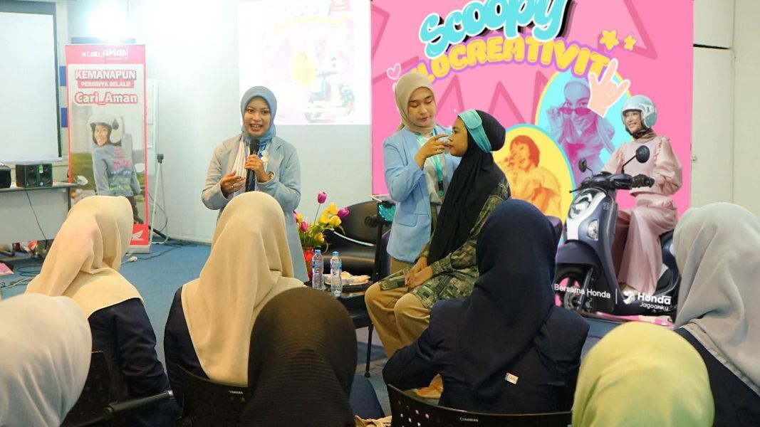 FASHIONABLE -- Para wanita fashionable saat mengikuti acara Scoopy Velocreativity bersama Asmo Sulsel
