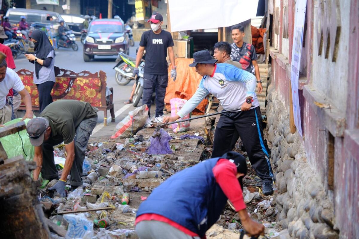IST
BONGKAR--Tempat berjualan para pedagang kali lima di Jalan Pendidikan dibongkar oleh jajaran Pemkab Gowa untuk direlokasi ke kawasan Pasar Sentral Sungguminasa. 
